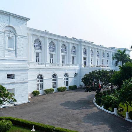 Maidens Hotel New Delhi Bagian luar foto The residence of the Governor of West Java
