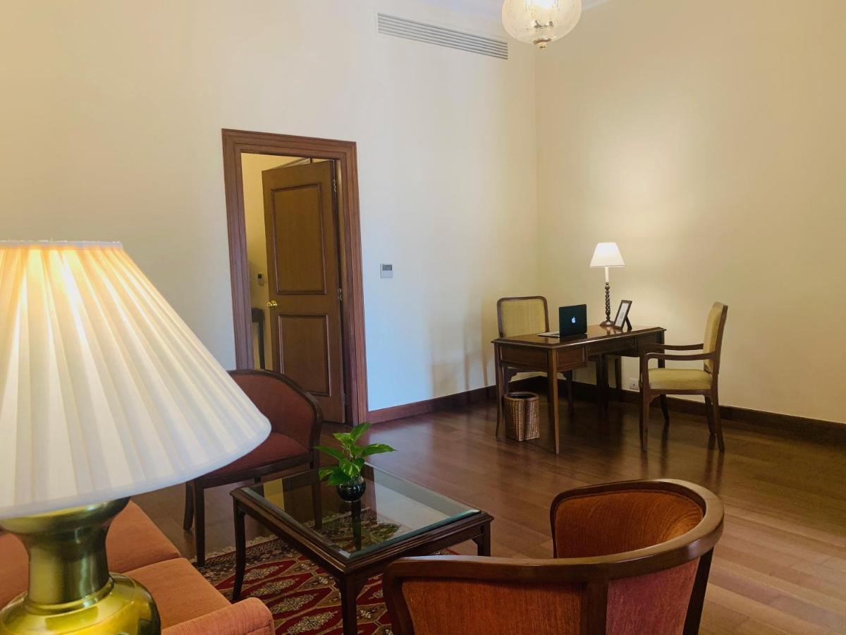 Maidens Hotel New Delhi Bagian luar foto A room at the Taj Mahal Palace