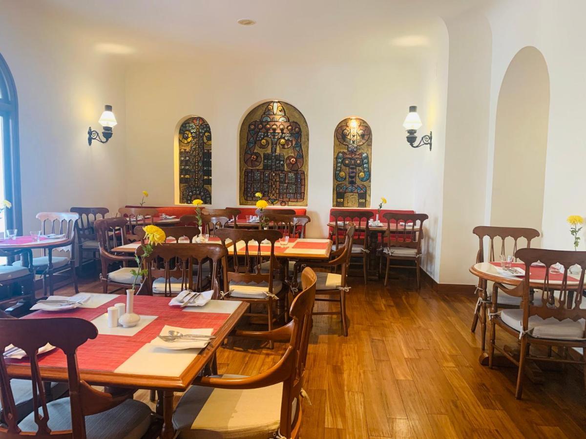 Maidens Hotel New Delhi Bagian luar foto The dining room at the International House