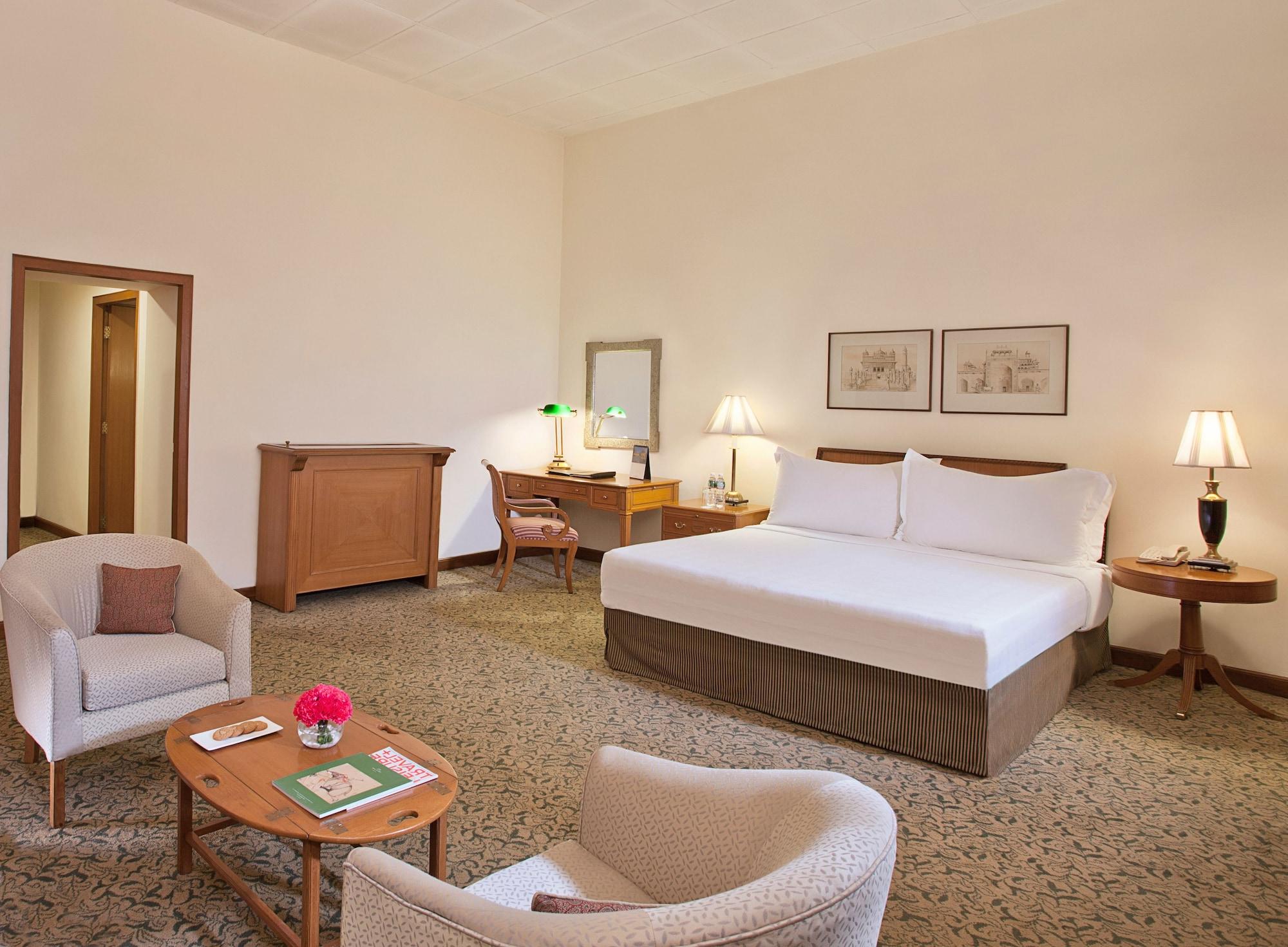 Maidens Hotel New Delhi Bagian luar foto A room at the hotel