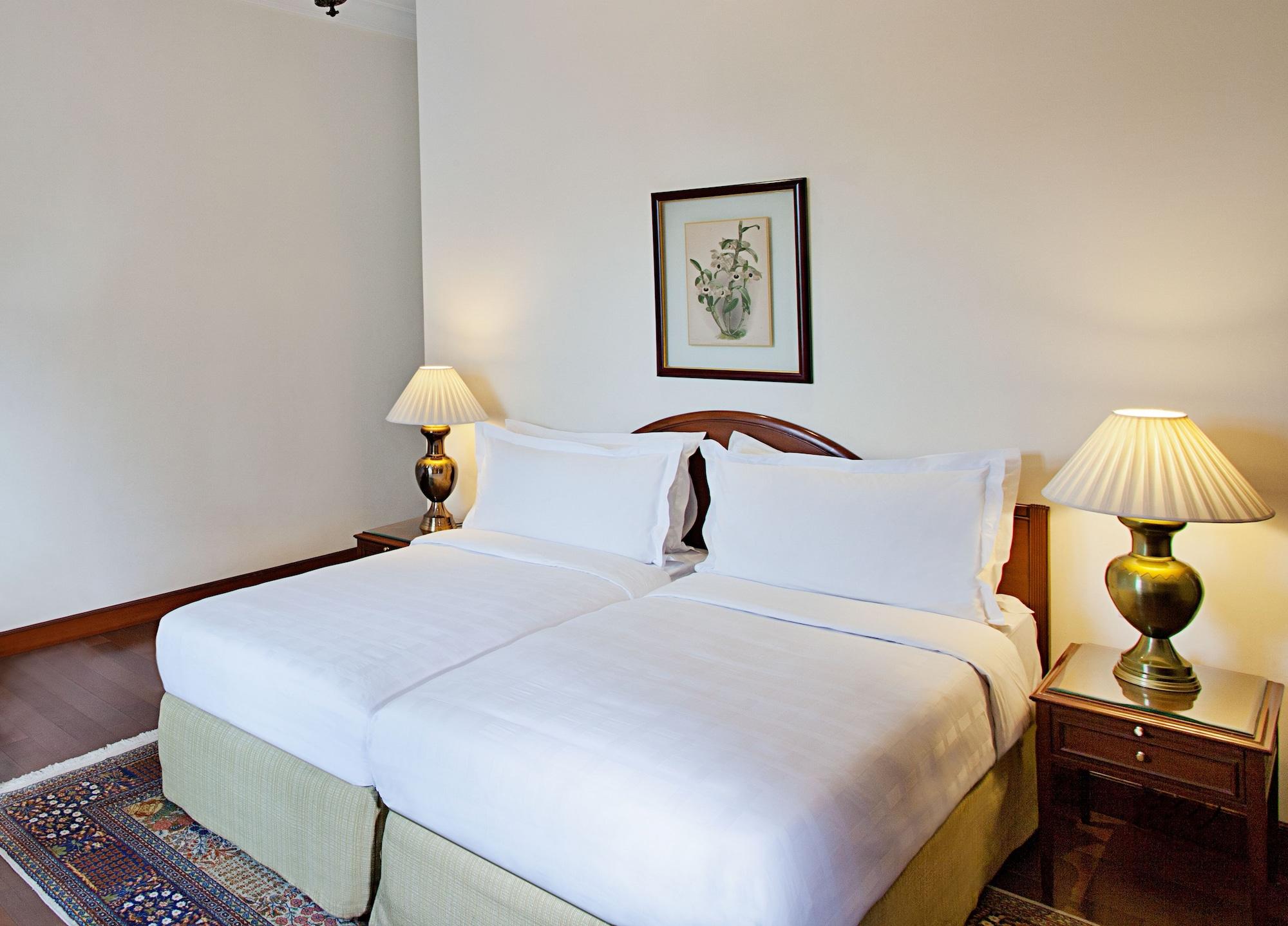 Maidens Hotel New Delhi Bagian luar foto A bedroom at the hotel