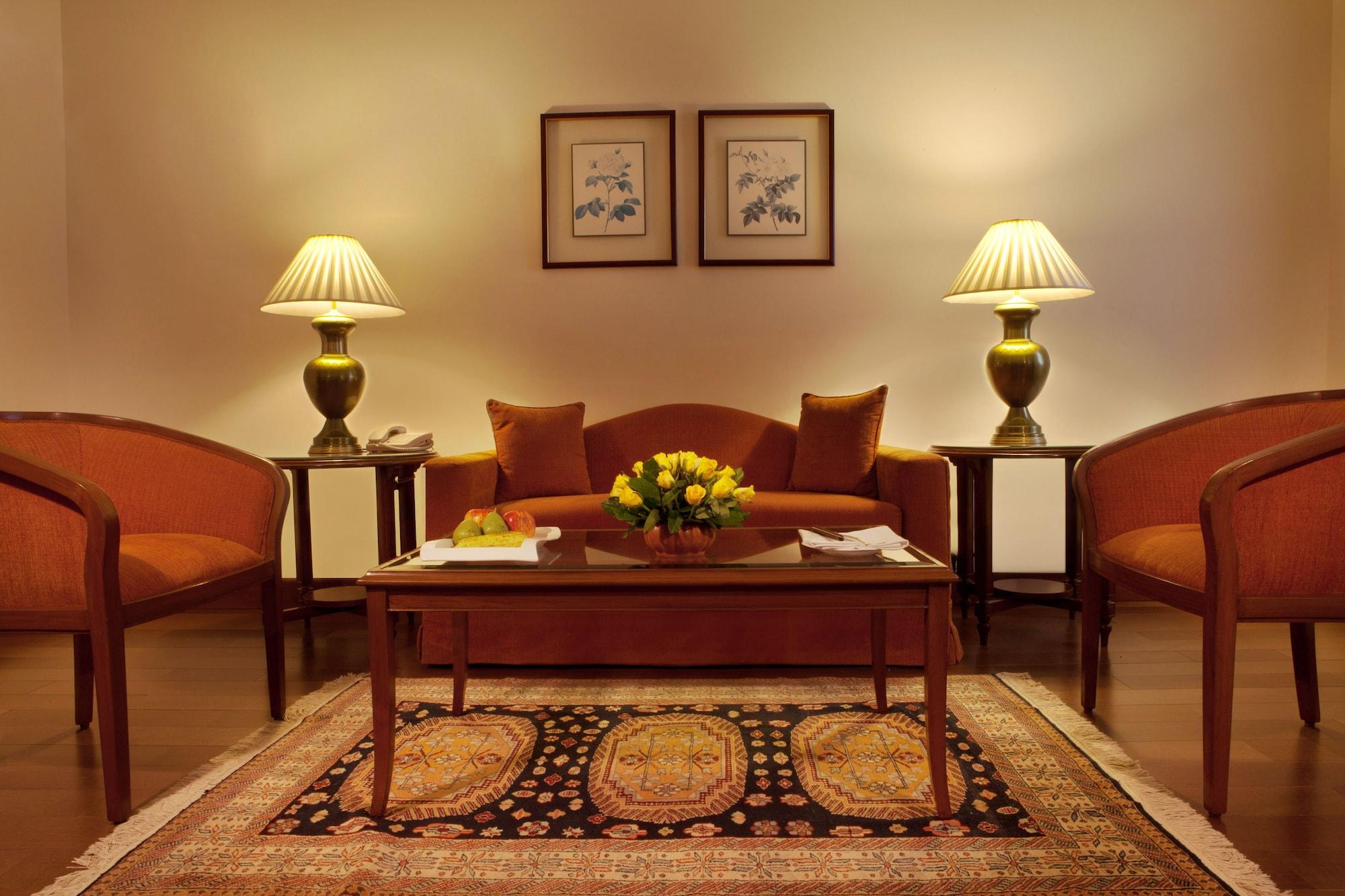 Maidens Hotel New Delhi Bagian luar foto A living room