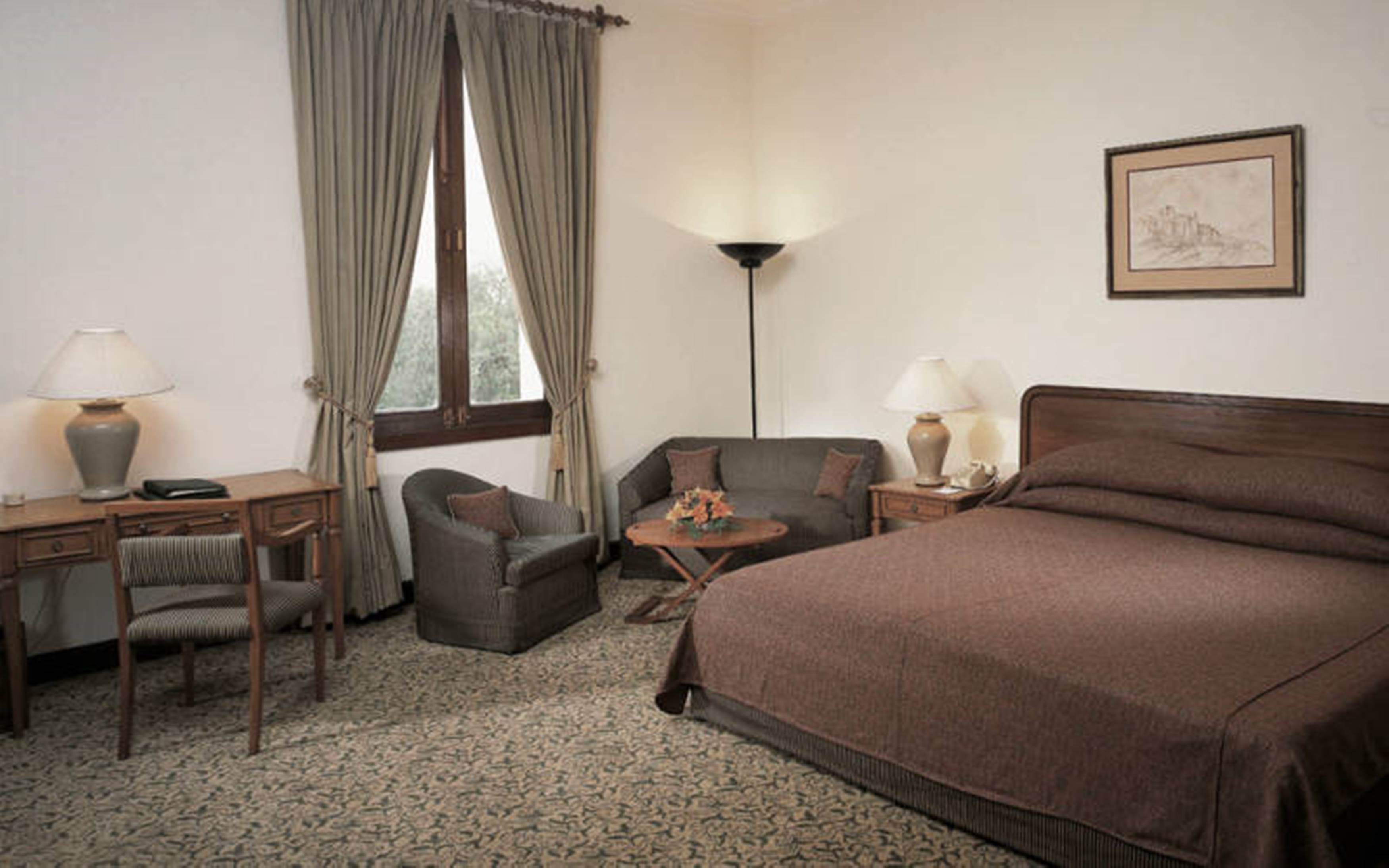 Maidens Hotel New Delhi Bagian luar foto A room at the hotel