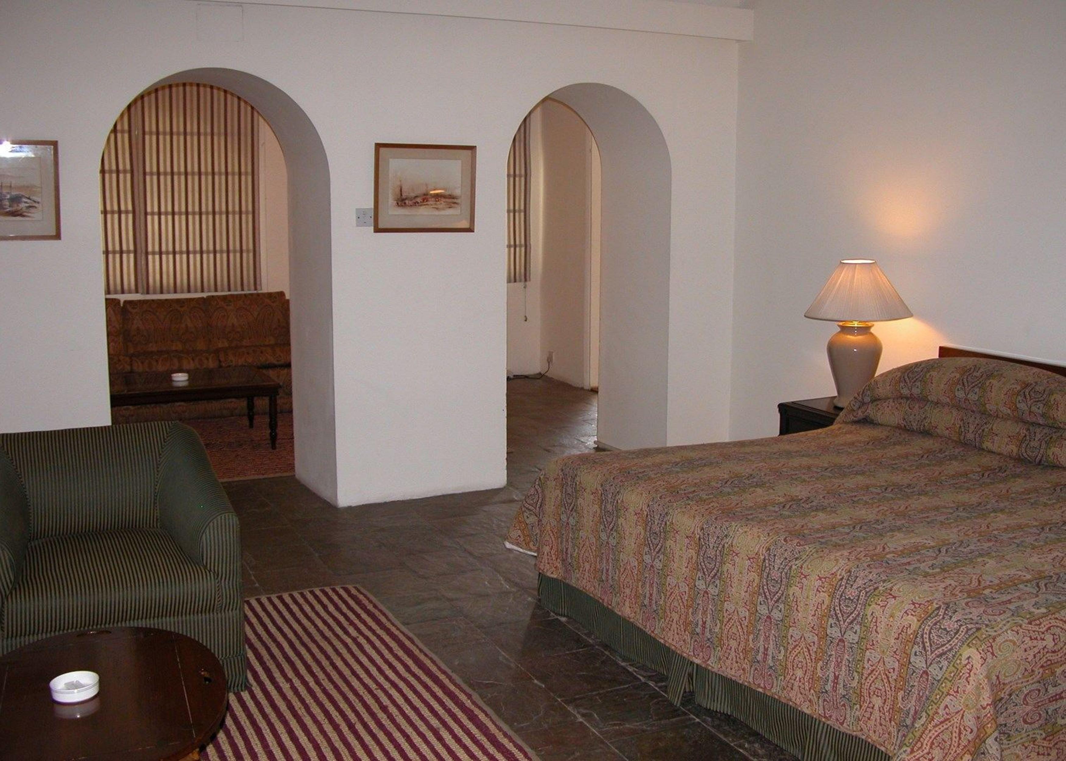 Maidens Hotel New Delhi Bagian luar foto A room at the Hotel Monte Vista