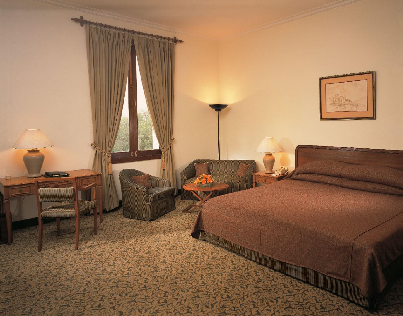 Maidens Hotel New Delhi Bagian luar foto A room at the hotel