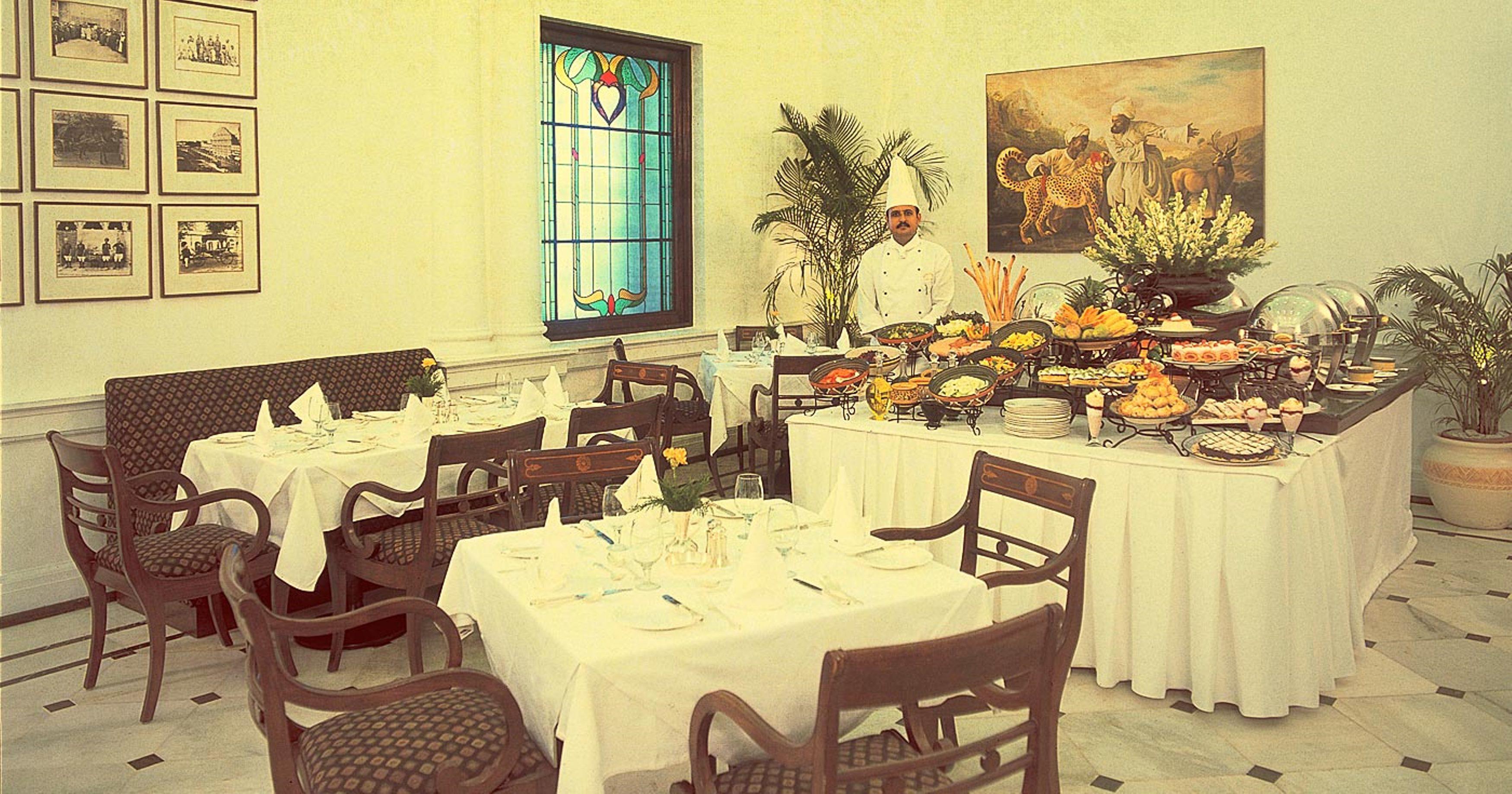 Maidens Hotel New Delhi Bagian luar foto The restaurant at the Taj Mahal Palace Hotel