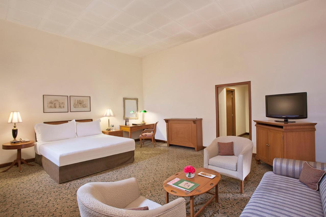 Maidens Hotel New Delhi Bagian luar foto A room at the hotel