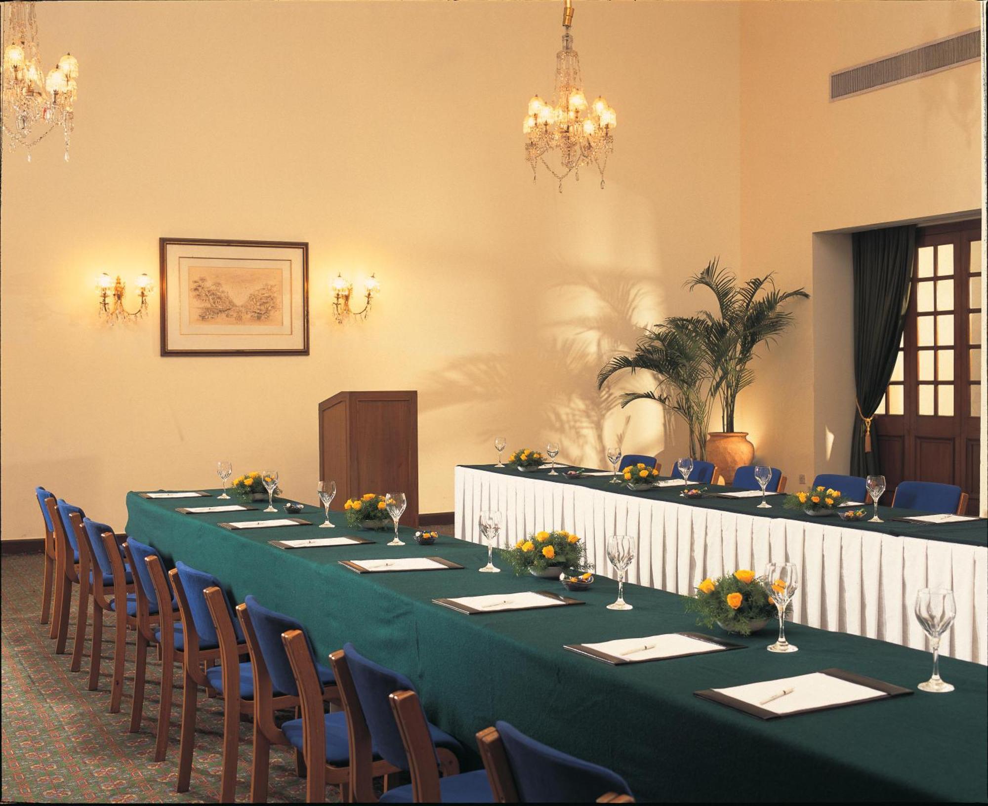 Maidens Hotel New Delhi Bagian luar foto The meeting room