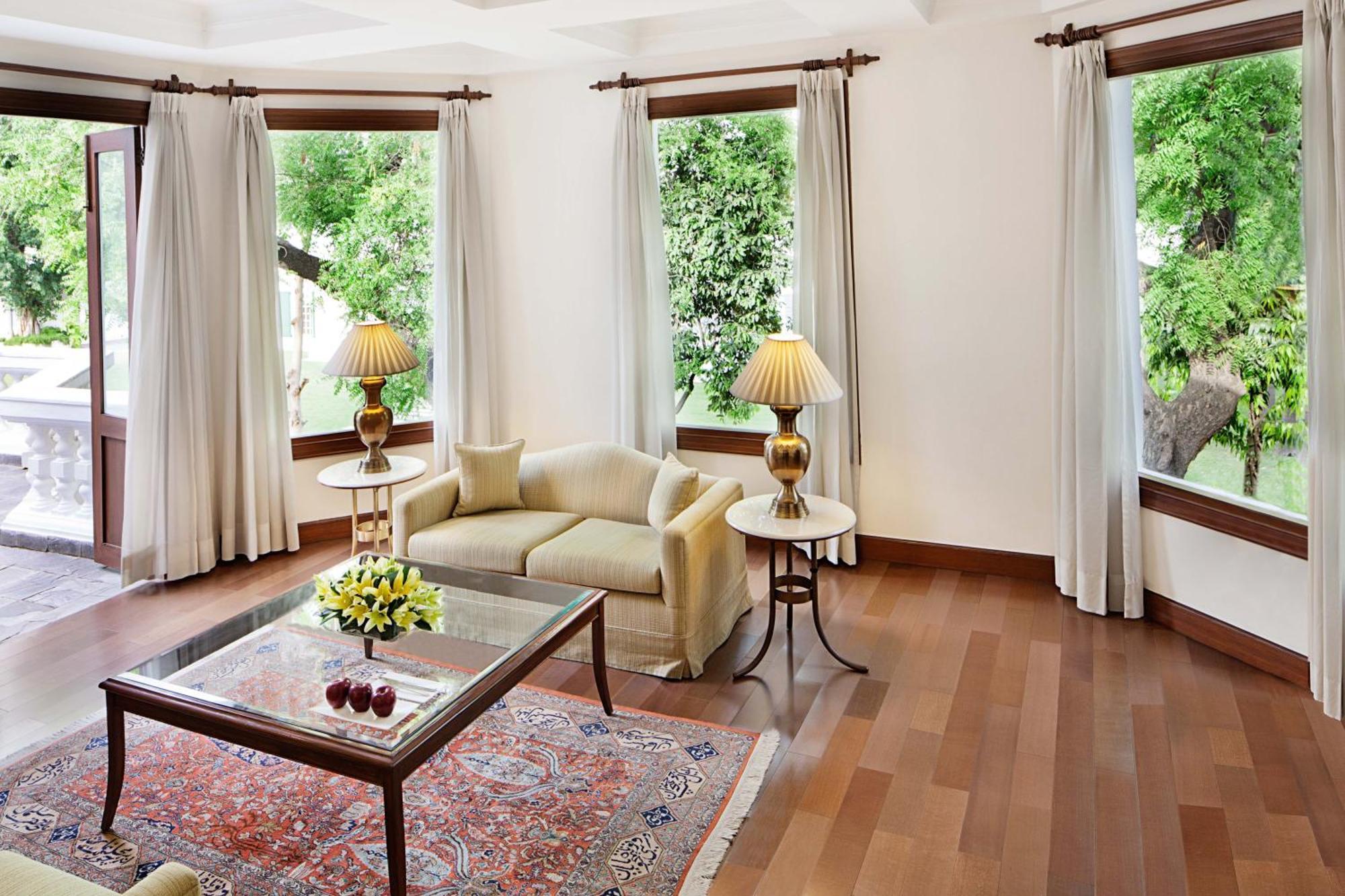 Maidens Hotel New Delhi Bagian luar foto A living room