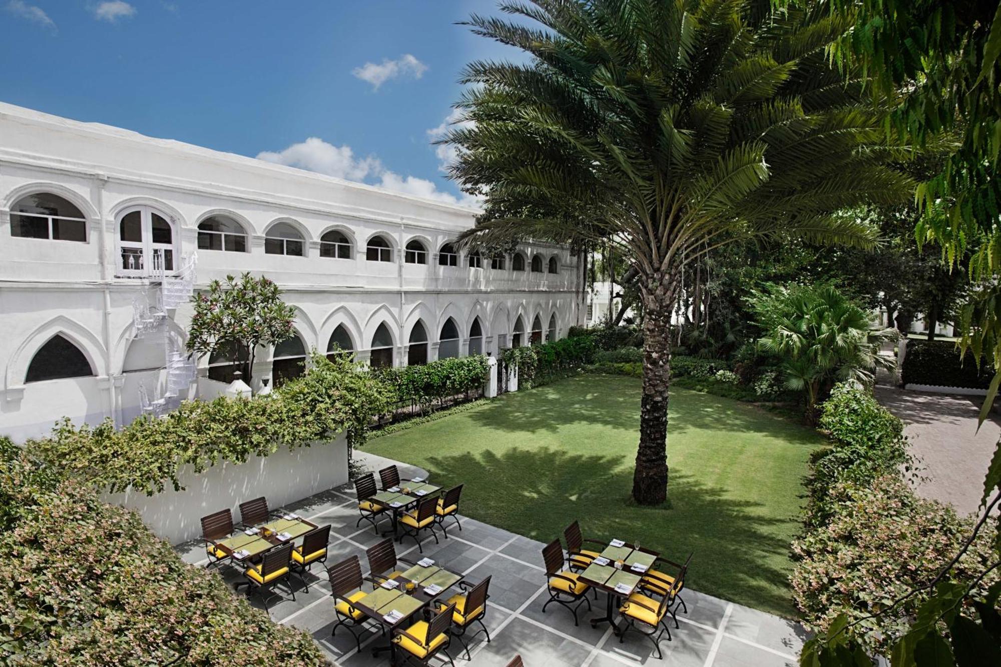 Maidens Hotel New Delhi Bagian luar foto The courtyard of the hotel