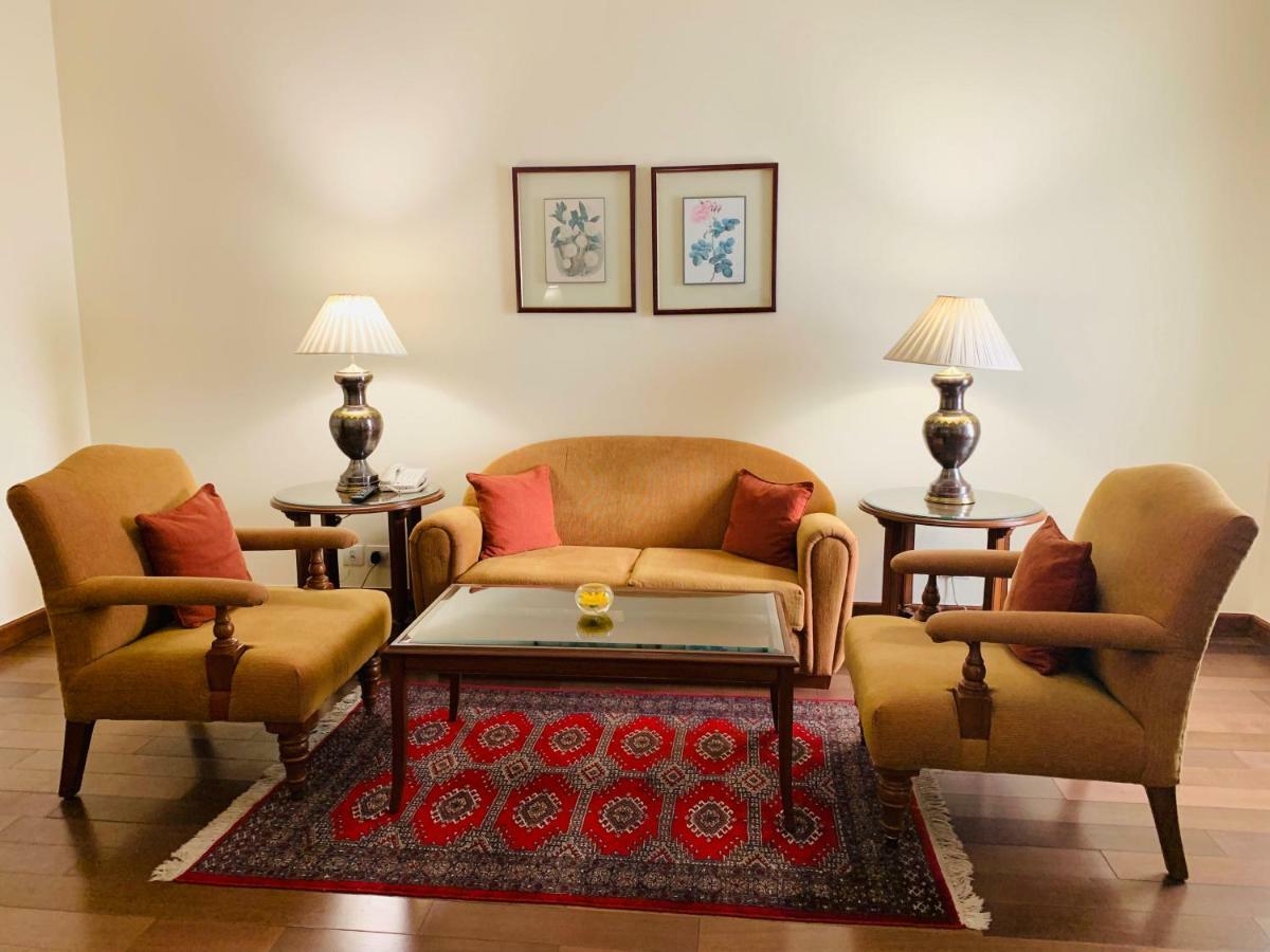 Maidens Hotel New Delhi Bagian luar foto A living room in a hotel
