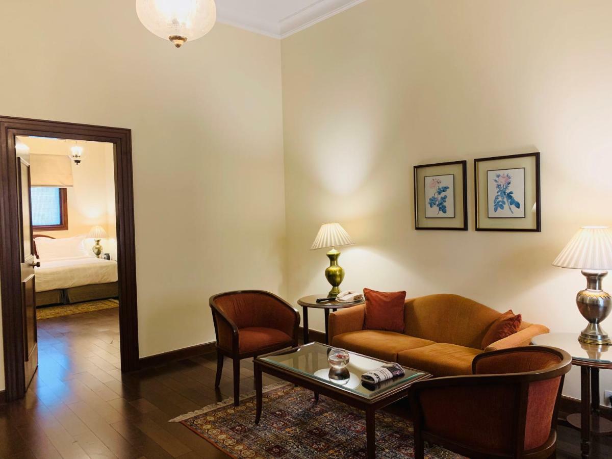 Maidens Hotel New Delhi Bagian luar foto A suite at the Taj Bengal