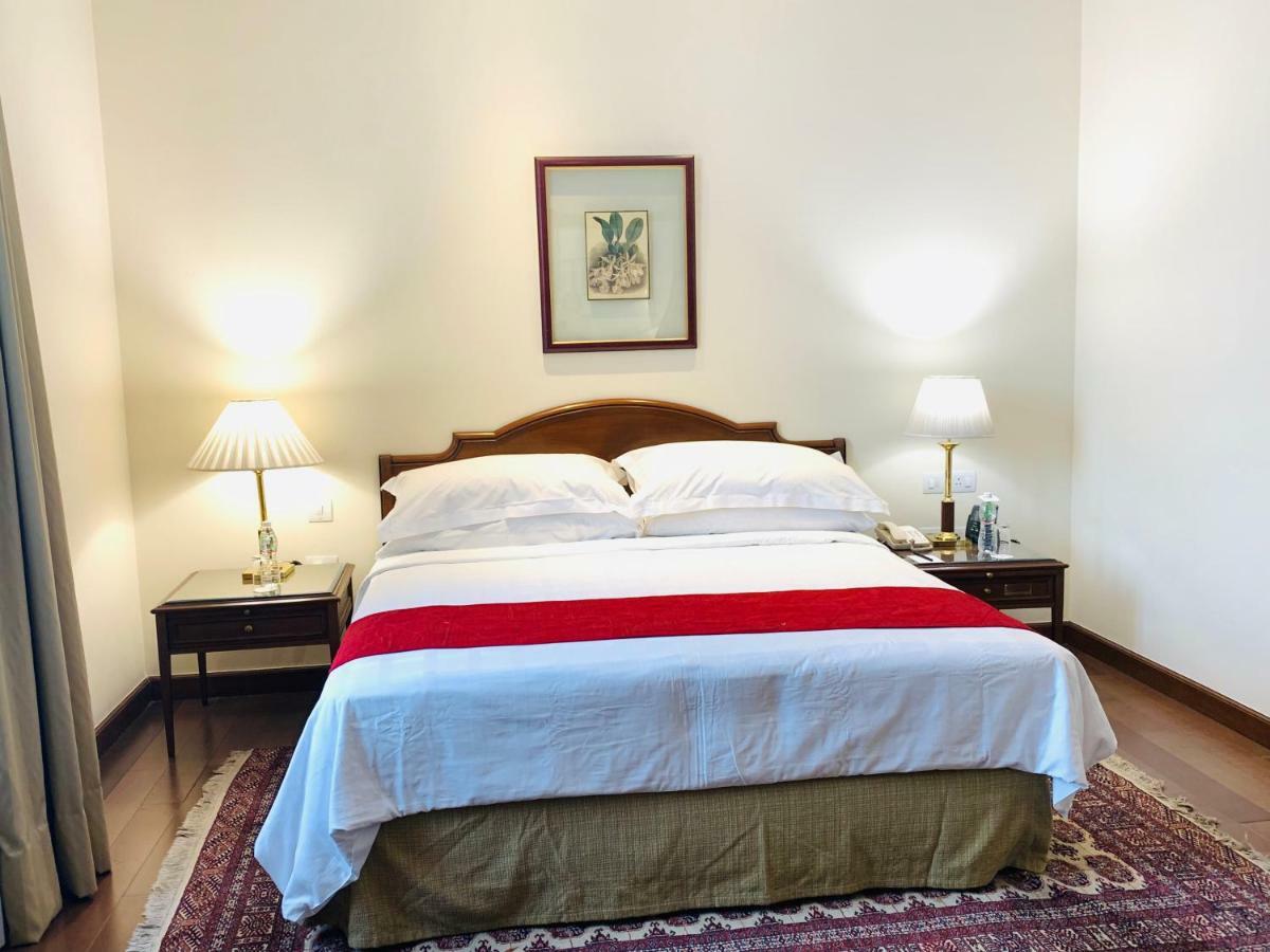 Maidens Hotel New Delhi Bagian luar foto A bedroom at the hotel