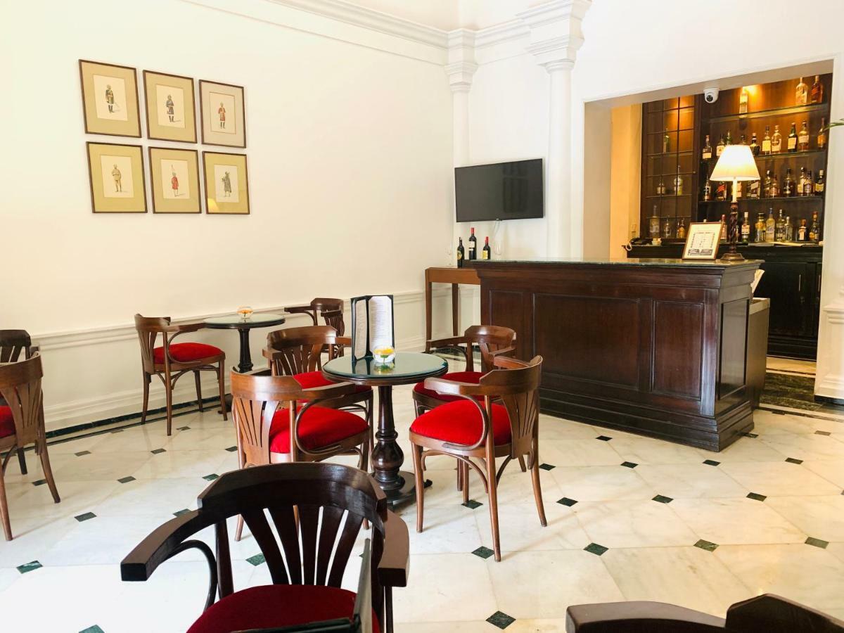 Maidens Hotel New Delhi Bagian luar foto The bar at the Imperial Hotel