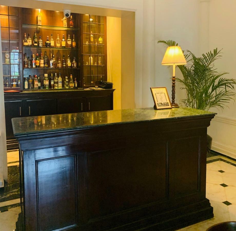 Maidens Hotel New Delhi Bagian luar foto The bar at the 1906