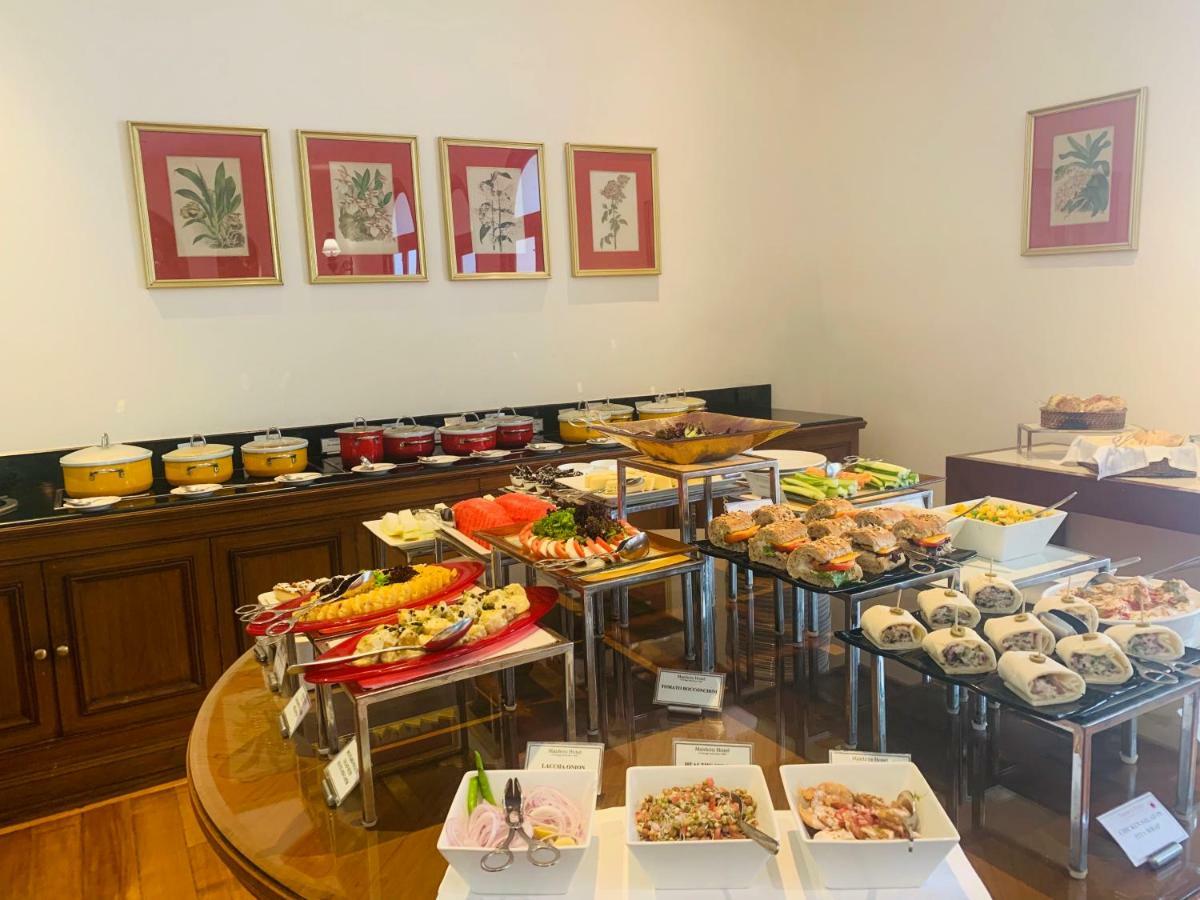Maidens Hotel New Delhi Bagian luar foto A buffet at a hotel