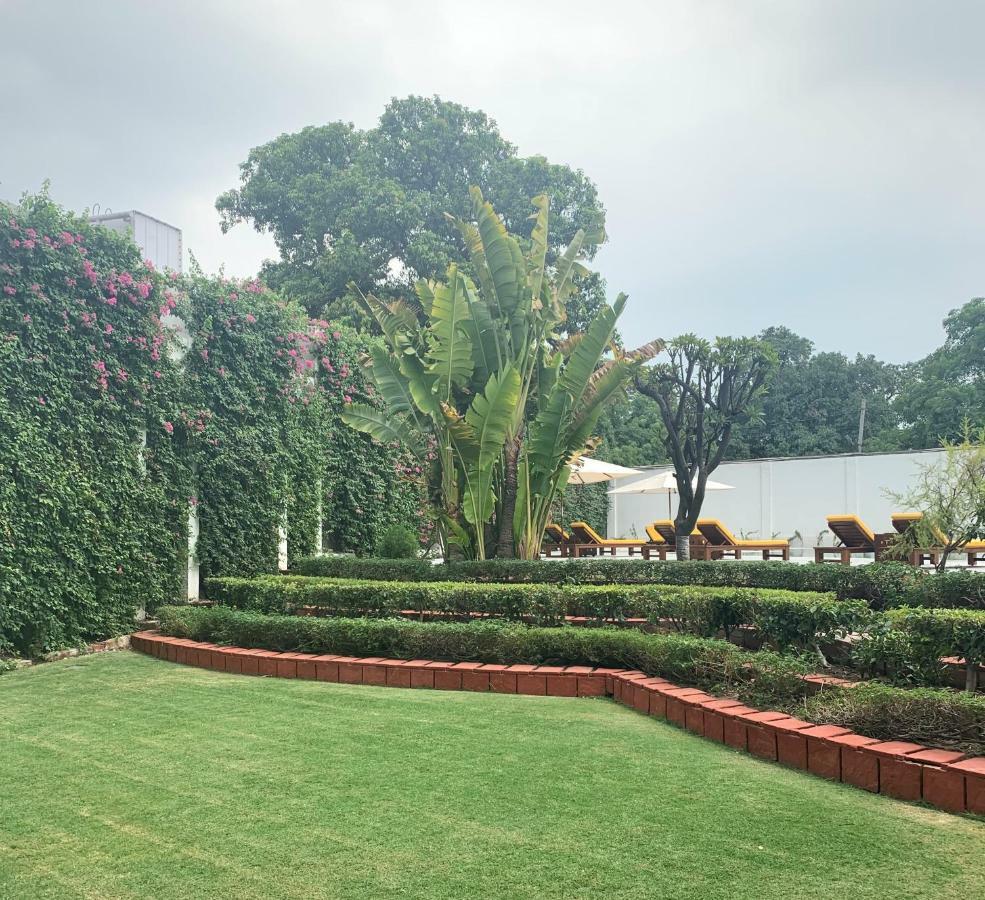 Maidens Hotel New Delhi Bagian luar foto The garden of the residence of the Japanese Ambassador to Mexico