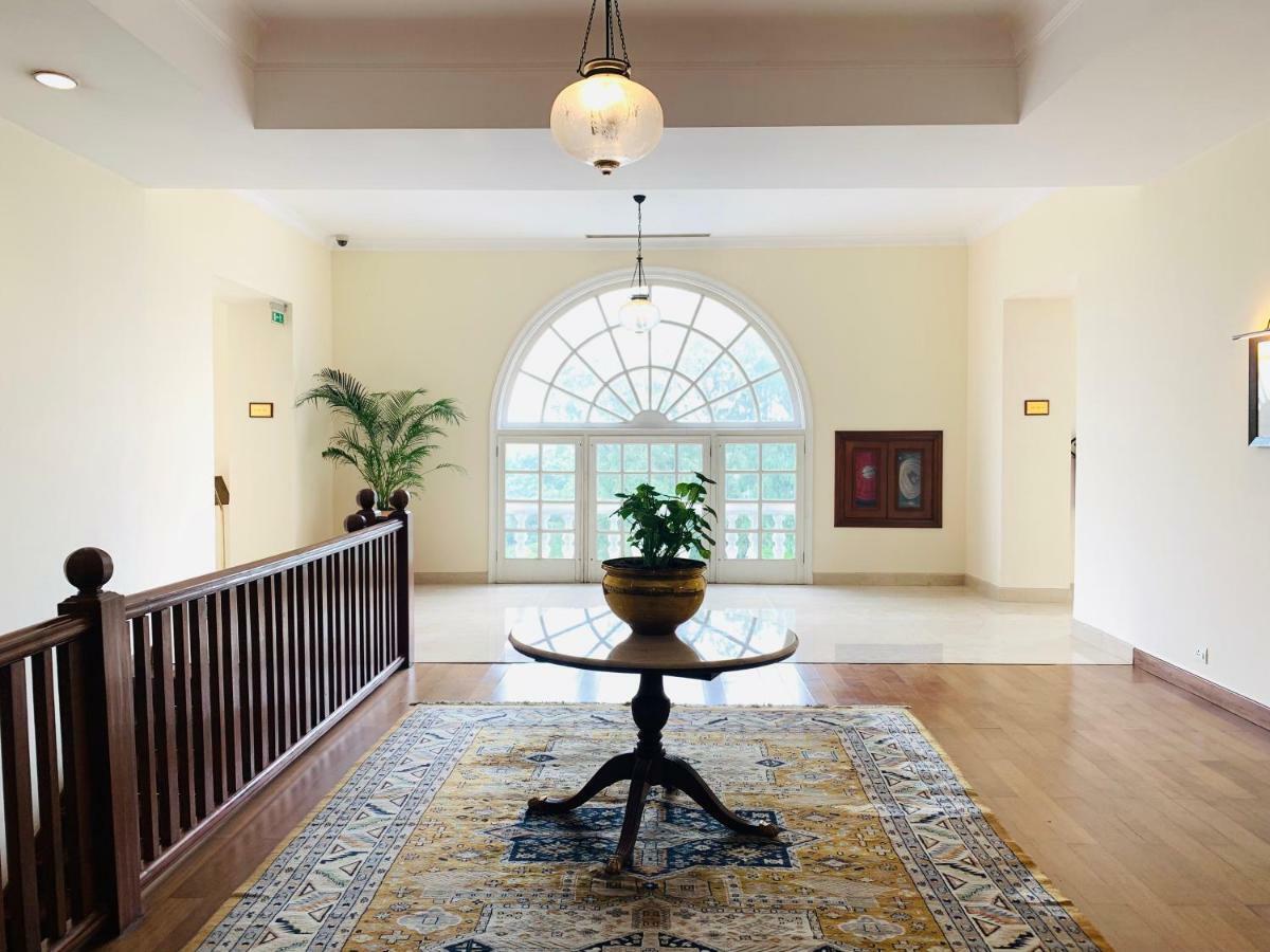 Maidens Hotel New Delhi Bagian luar foto Interior of the residence