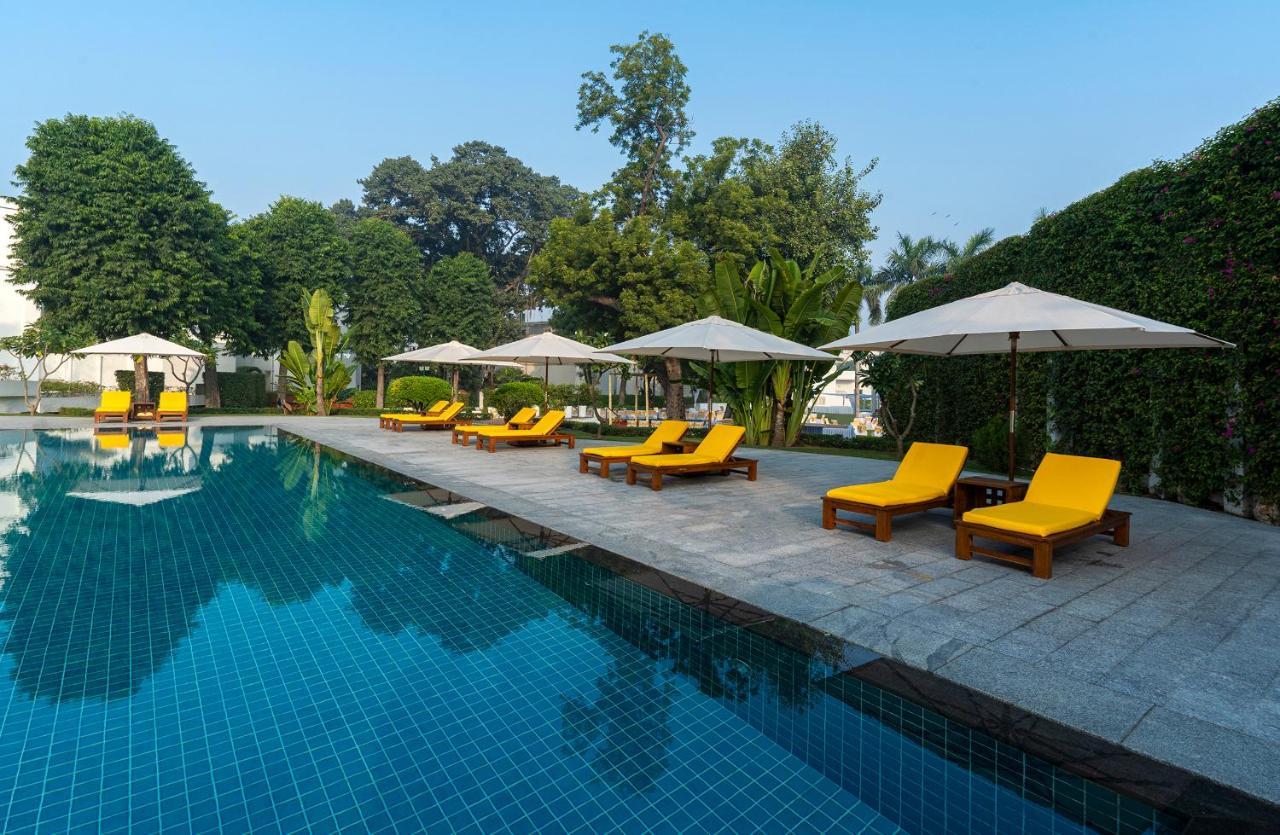 Maidens Hotel New Delhi Bagian luar foto The swimming pool at The Oberoi, Gurgaon